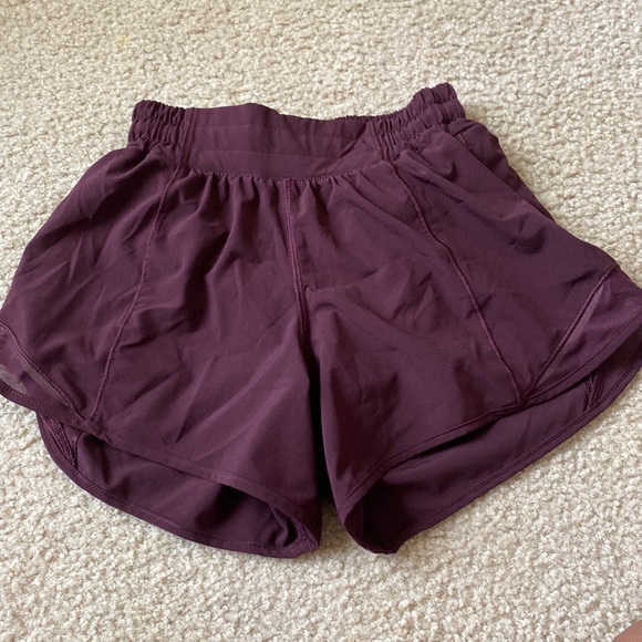 lululemon hotty hots- TALL- SIZE 2- GRAPE THISTLE (NEVER WORN)